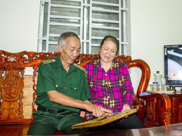 Cựu chiến binh Thạch Văn Khánh (phường 8, TP.Vũng Tàu) cùng vợ ôn lại những năm tháng kháng chiến hào hùng trong ngôi nhà “Nghĩa tình đồng đội” khang trang do các đồng chí, đồng đội xây tặng.