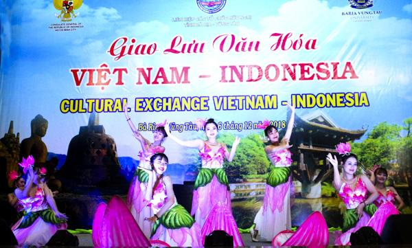 Một tiết mục văn nghệ tại buổi giao lưu.