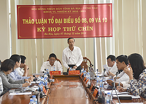 Đại biểu Nguyễn Văn Thọ, Ủy viên Ban Thường vụ Tỉnh ủy, Bí thư Huyện ủy Xuyên Mộc, Trưởng Ban Pháp chế HĐND tỉnh, điều hành thảo luận Tổ đại biểu số 8, số 9 và số 10. Ảnh: AN HẠ