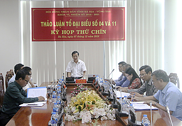 Đại biểu Lương Trí Tiên, Ủy viên Ban Thường vụ Tỉnh ủy, Trưởng Ban Nội chính Tỉnh ủy, điều hành thảo luận Tổ đại biểu số 4 và số 11. Ảnh: TƯỜNG NGÂN