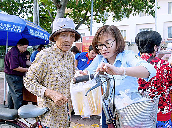 Các bạn trẻ Hội đồng Đội TP.Vũng Tàu phát phần ăn sáng cho người nghèo.