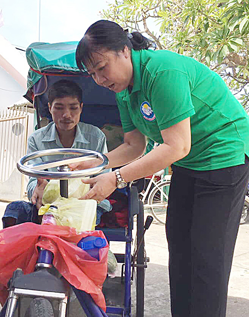 Bà Nguyễn Thị Men, Giám đốc Nhà Thiếu nhi tỉnh phát cơm trưa miễn phí cho người nghèo. 