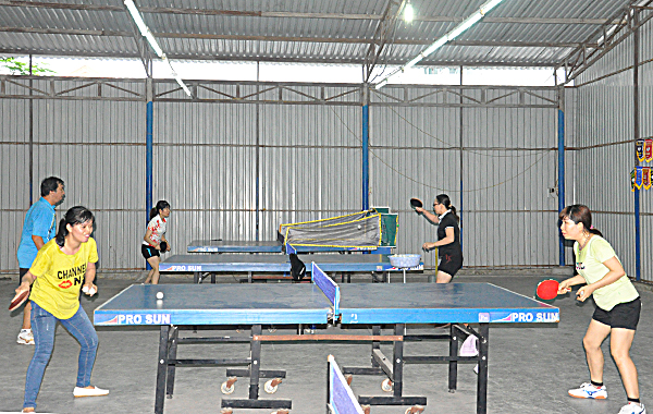 Người dân tập luyện thể thao tại Trung tâm Văn hóa, Thể thao, Học tập cộng đồng phường Long Tâm (TP.Bà Rịa).
