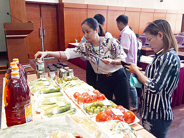 Các đại biểu tham quan gian trưng bày một số sản phẩm thuộc “Chuỗi thực phẩm an toàn” tại Hội nghị giới thiệu sản phẩm thuộc “Chuỗi thực phẩm an toàn” năm 2018 do Sở Công thương tổ chức vào sáng 4-12. Ảnh: ĐÔNG HIẾU