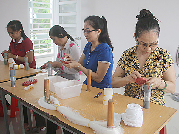 Người mù trên địa bàn TX. Phú Mỹ được đào tạo nghề làm bàn chải.