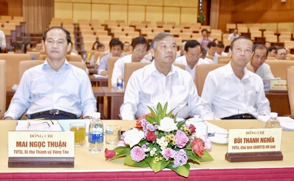 Các đồng chí Ủy viên Ban Thường vụ Tỉnh ủy tham dự hội nghị.