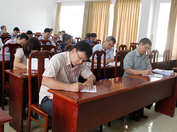 Các thí sinh dự thi môn Kiến thức chung trong sáng 8-12.