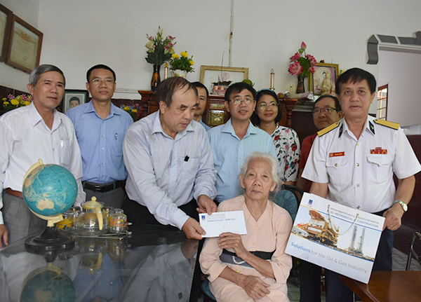 Đoàn tặng quà Mẹ Việt Nam anh hùng Trần Thị Trinh.