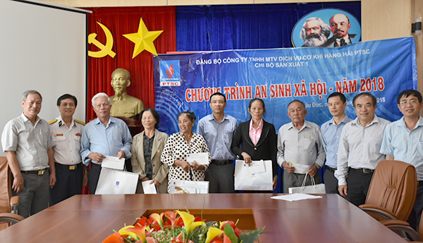 Đoàn tặng quà các cựu chiến binh.
