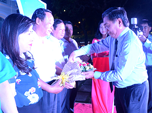 Đồng chí Lê Tuấn Quốc, Phó Chủ tịch UBND tỉnh tặng hoa cho đại diện các Liên minh HTX trong Cụm thi đua miền Đông Nam Bộ.