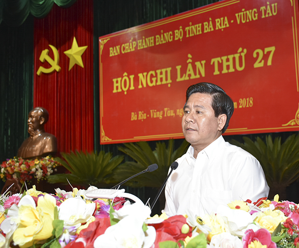 Đồng chí Bùi Chí Thành, Ủy viên Dự khuyết Trung ương Đảng, Bí thư Huyện ủy, Chủ tịch HĐND Châu Đức phát biểu thảo luận về phát triển nông nghiệp ứng dụng công nghệ cao.