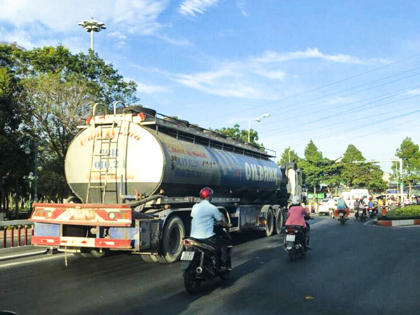 Một xe bồn chở xăng dầu lưu thông trên đường 30-4, TP.Vũng Tàu. 