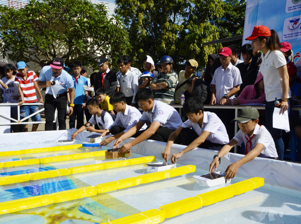 Các đội tham gia thi đấu bảng A tại cuộc thi đua thuyền chạy bằng năng lượng mặt trời lần thứ I, năm 2018.