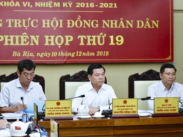 Các đồng chí: Nguyễn Hồng Lĩnh, Ủy viên Trung ương Đảng, Bí thư Tỉnh ủy, Chủ tịch HĐND tỉnh; Trần Đình Khoa, Ủy viên Ban Thường vụ Tỉnh ủy, Phó Chủ tịch HĐND tỉnh; Trần Văn Tuấn, Tỉnh ủy viên, Phó Chủ tịch HĐND tỉnh chủ tọa phiên họp.  