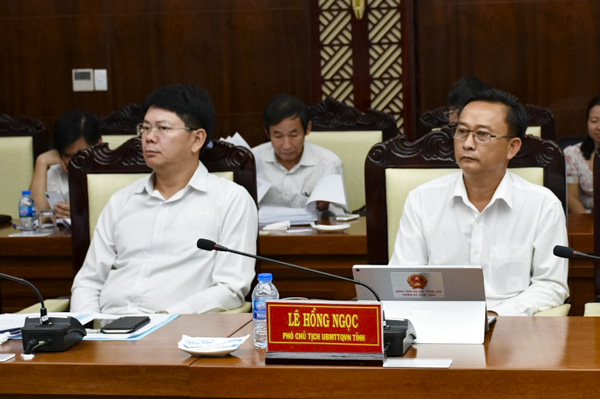 Lãnh đạo UBND tỉnh và UBMTTQVN tỉnh tham dự phiên họp.