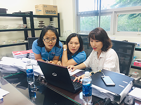 Đại diện BHXH tỉnh (bìa phải) đối chiếu số liệu đóng BHXH cho người lao động tại Công ty TNHH Living &Life Vina (KCN Mỹ Xuân A2, TX.Phú Mỹ).