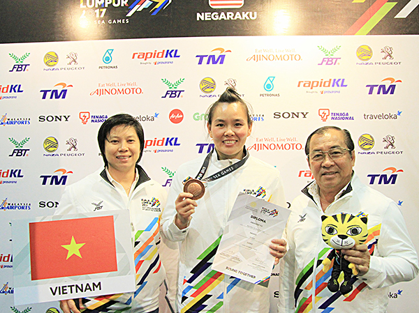 HLV Bùi Khả Tú (trái) cùng HLV Đặng Văn Tươi trong BHL đội tuyển Judo tỉnh đã huấn luyện, đào tạo để VĐV Nguyễn Thị Diệu Tiên đoạt tấm Huy chương Đồng tại Sea Game 29. 