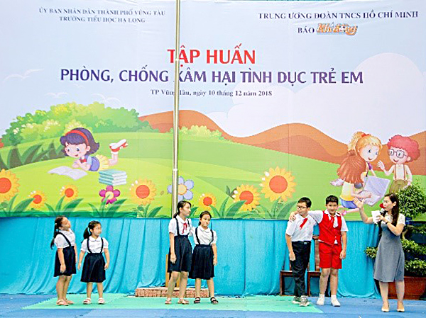 Học sinh Trường TH Hạ Long tham gia bài tập tình huống do tiến sĩ Hoàng Thị Kim Huệ, chuyên gia giáo dục kỹ năng sống của Bộ GD-ĐT, giảng viên Trường ĐHSP Hà Nội đưa ra về nội dung phòng, chống xâm hại tình dục trẻ em. Ảnh: MẠNH THẮNG