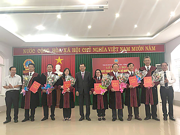 Các Thẩm phán trung cấp thuộc TAND hai cấp được bổ nhiệm lại.