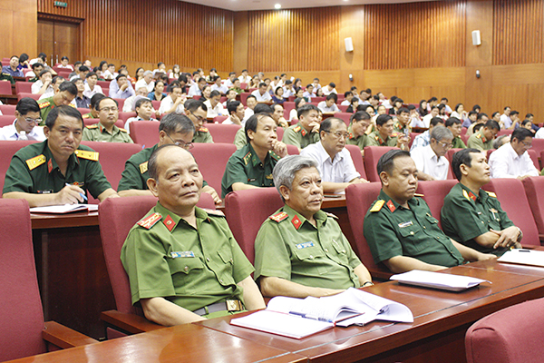 Cán bộ chủ chốt của tỉnh, lãnh đạo các sở, ban, ngành, địa phương tham dự hội nghị.