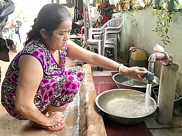 Chị Lương Thị Cúc (xã Hòa Hiệp, huyện Xuyên Mộc) vẫn phải sử dụng nước giếng nhiễm phèn.