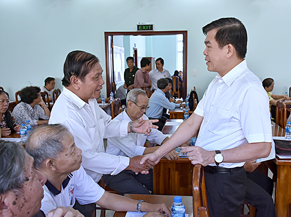 Đồng chí Nguyễn Hồng Lĩnh, Ủy viên Trung ương Đảng, Bí thư Tỉnh ủy, Chủ tịch HĐND tỉnh, trao đổi với cử tri phường 3 (TP. Vũng Tàu) tại cuộc tiếp xúc cử tri trước Kỳ họp thứ 9.