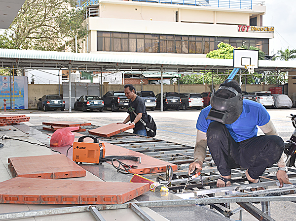 Màn hình 24m2 đang được gấp rút lắp dựng tại Nhà văn hóa Thanh niên tỉnh.
