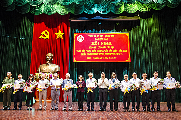 Các đồng chí: Vũ Anh Tuấn, Phó Vụ trưởng Vụ dân vận các cơ quan nhà nước; Nguyễn Thị Yến, Phó Bí thư Thường trực Tỉnh ủy, Trưởng Đoàn ĐBQH tỉnh trao Kỷ niệm chương Vì sự nghiệp dân vận của Ban Dân vận Trung ương đã trao cho các cá nhân.