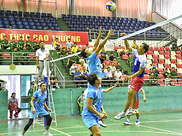 Trận chung kết giải bóng chuyền BĐBP vòng loại khu vực 2 giữa đội BĐBP Quảng Nam (trái) và BĐBP Trà Vinh.