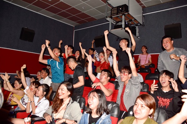 Cổ động viên TP.Bà Rịa vui mừng khi Huy Hùng mở tỷ số cho đội tuyển Việt Nam. Ảnh: ĐĂNG KHOA