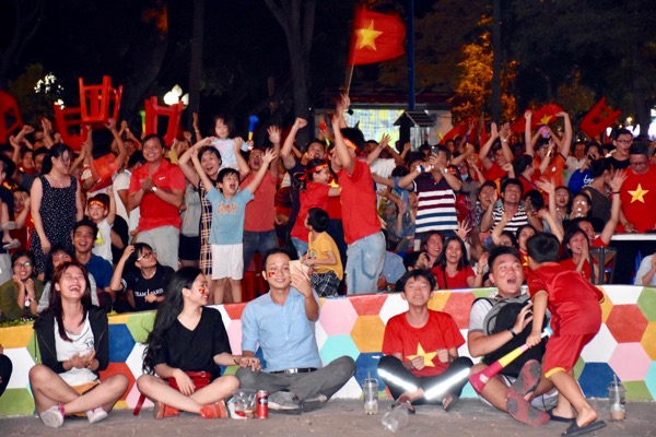 Nhiều cổ động viên vui mừng sau bàn nâng tỷ số lên 2-0 của Đức Huy. Ảnh: QUANG VINH