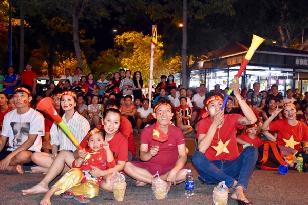 Cổ động viên xem trực tiếp bóng đá tại khu vực Bãi Trước, TP.Vũng Tàu. Ảnh: QUANG VINH