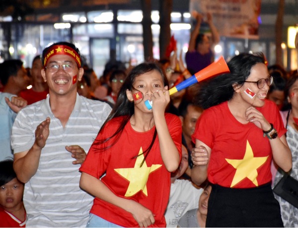 Nhiều cổ động viên mang theo kèn để cổ vũ. Ảnh: MẠNH THẮNG