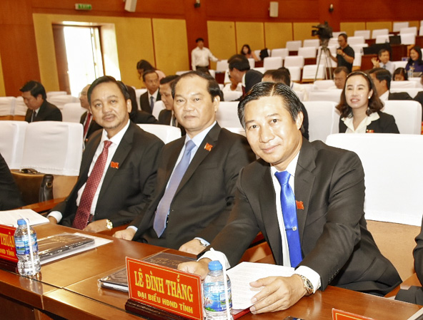 Các đại biểu HĐND tỉnh tham dự kỳ họp.