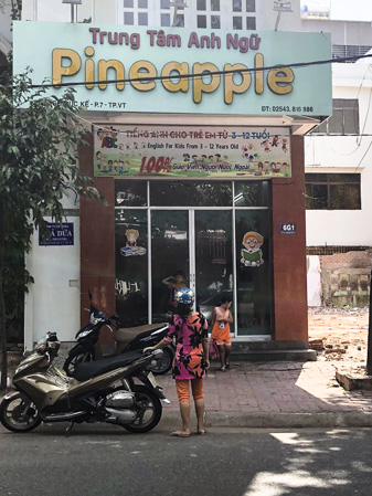 Một trung tâm ngoại ngữ ở phường 7, TP.Vũng Tàu treo băng rôn quảng cáo có 100% giáo viên nước ngoài.