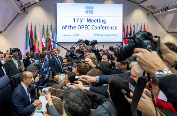 Bộ trưởng Năng lượng Saudi Arabia, ông Khalid al-Falih (trái) tại họp báo của OPEC ngày 6-12 ở Vienna. 
