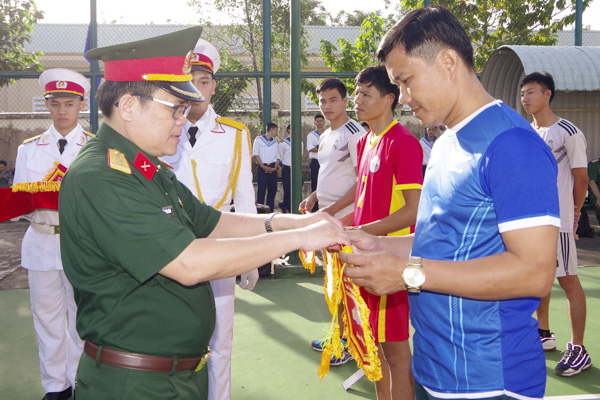 Đại tá Nguyễn Tâm Hùng, Phó Chỉ huy trưởng, Tham mưu trưởng Bộ CHQS tỉnh, Trưởng ban tổ chức giải trao cờ cho các đội tham dự.