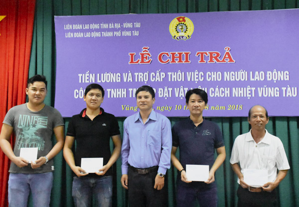 LĐLĐ TP.Vũng Tàu chi trả tiền lương và trợ cấp thôi việc cho người lao động sau khi khởi kiện DN thành công.