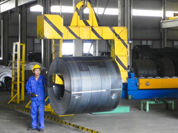 Sản xuất thép tấm lá tại nhà máy thép SCM (KCN Phú Mỹ 1, TX. Phú Mỹ). Ảnh: MINH TÂM 