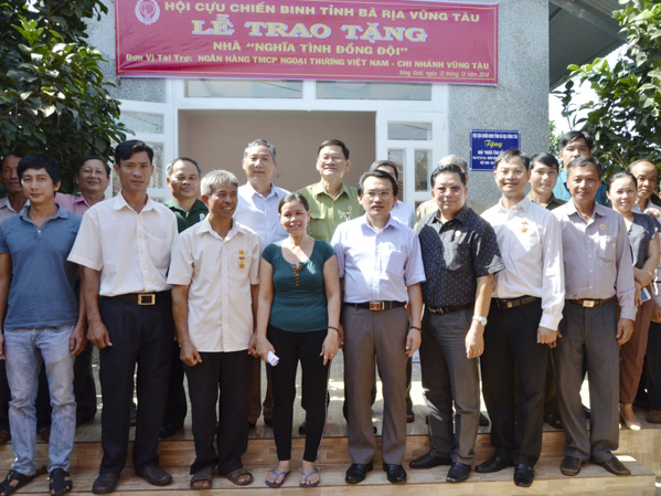 Lễ bàn giao nhà “Nghĩa tình đồng đội” cho gia đình ông Nguyễn Văn Tuyên.