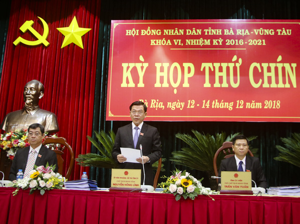 Đồng chí Nguyễn Hồng Lĩnh, Ủy viên Trung ương Đảng, Bí thư Tỉnh ủy, Chủ tịch HĐND tỉnh phát biểu tại kỳ họp. 