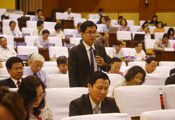 Đại biểu Bùi Chí Tình phát biểu về tình hình thực hiện Đề án giảm nghèo bền vững giai đoạn 2016-2020. 