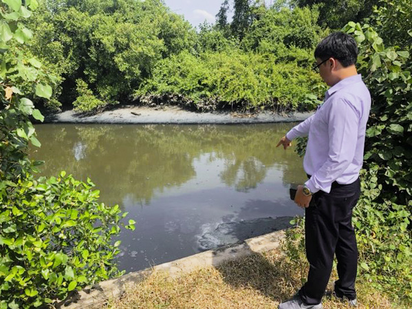 Nước thải có màu đen chảy ra tại khu vực cửa xả ra sông Bà Đáp (ấp An Hải, xã Lộc An, huyện Đất Đỏ) ảnh chụp vào sáng 12-12.