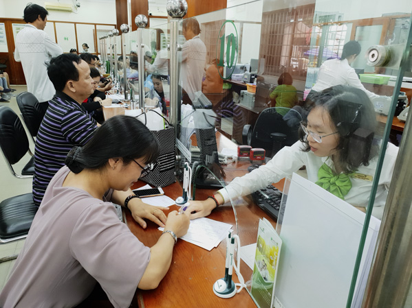 Khách hàng giao dịch tại Vietcombank, Chi nhánh Vũng Tàu.