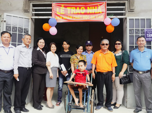 Lễ bàn giao nhà tình thương cho gia đình ông Lê Viết Long (thôn 1, xã Bình Trung).
