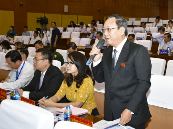 Đại biểu Huỳnh Bách Chiến chất vấn về hiệu quả của công tác quản lý chất lượng phân bón và thuốc bảo vệ thực vật.