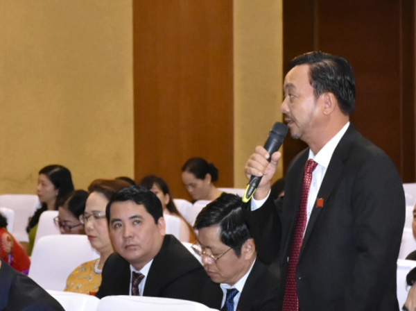 Đại biểu Phạm Văn Triêm chỉ ra những hạn chế của ngành du lịch.