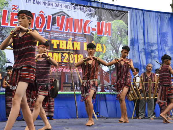 Học sinh trường PTDT Nội trú tỉnh với tiết mục múa “Châu Ro hội mùa nương rẫy” tại lễ cúng thần Lúa tại NVH dân tộc Bàu Chinh.