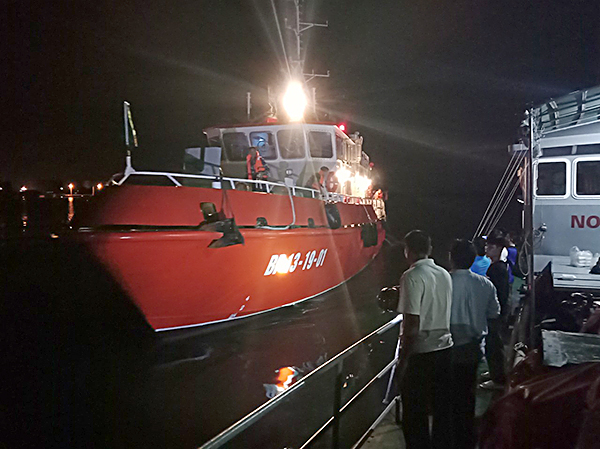 Tàu BP 13-19-01 cập cảng Hải quan (phường Rạch Dừa, TP. Vũng Tàu) đưa 3 thuyền viên vào bờ.