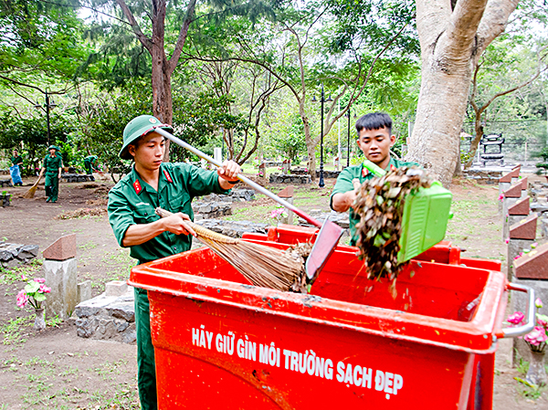 Thu gom rác đưa về điểm tập kết.